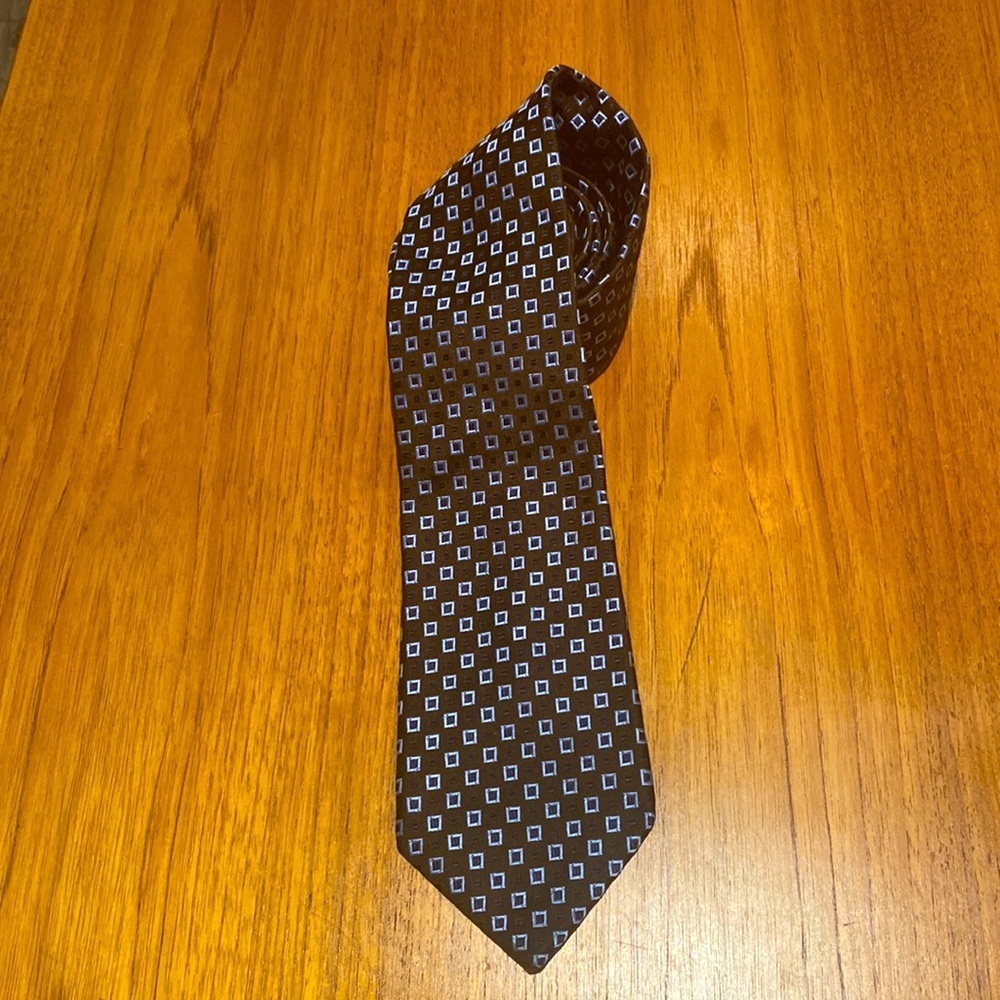 Silk tie by Chaps in dark brown and blue highlights.  In like new condition 3.5”